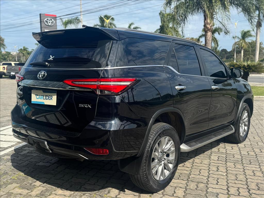 HILUX SW4 2.8 D-4D TURBO DIESEL SRX 7L 4X4 AUTOMÁTICO