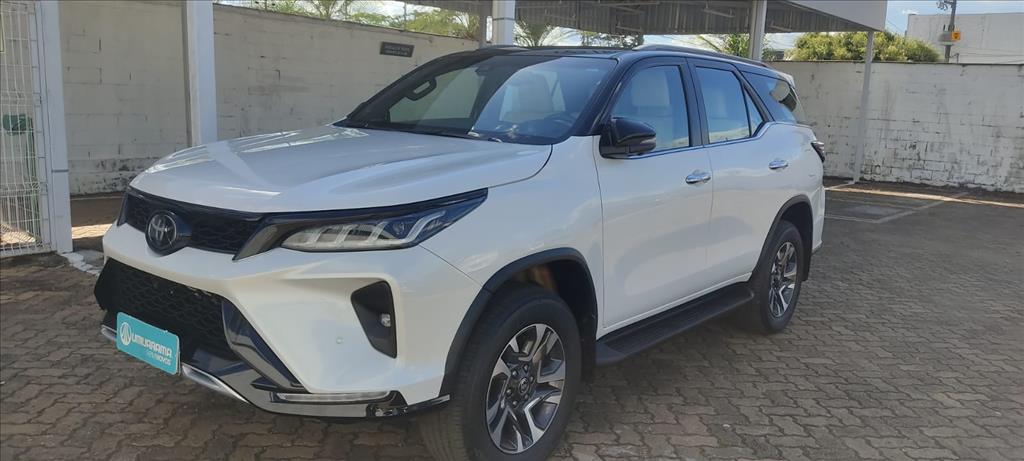 HILUX SW4 2.8 D-4D TURBO DIESEL DIAMOND 7L 4X4 AUTOMÁTICO1