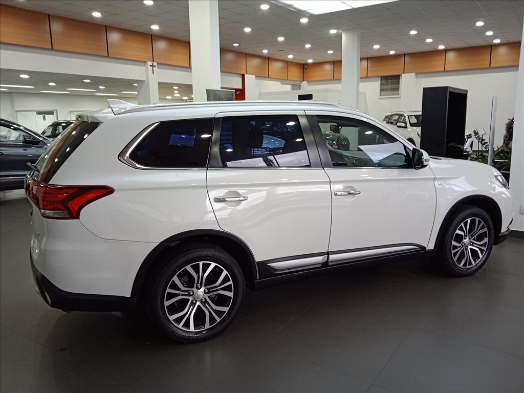 OUTLANDER 3.0 GT 4X4 V6 24V GASOLINA 4P AUTOMÁTICO OUTLANDER 3.0 GT 4X4 V6 24V GASOLINA 4P AUTOMÁTICO