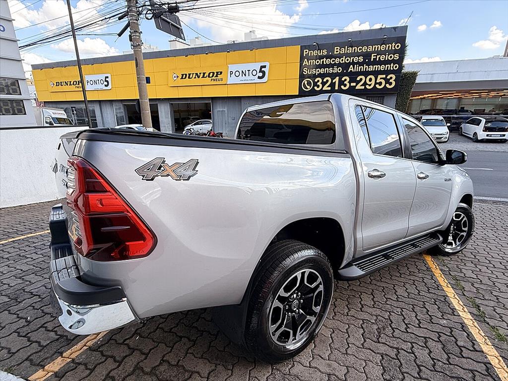 Toyota Hilux - 2.8 D-4D TURBO DIESEL CD SRX 4X4 AUTOMÁTICO