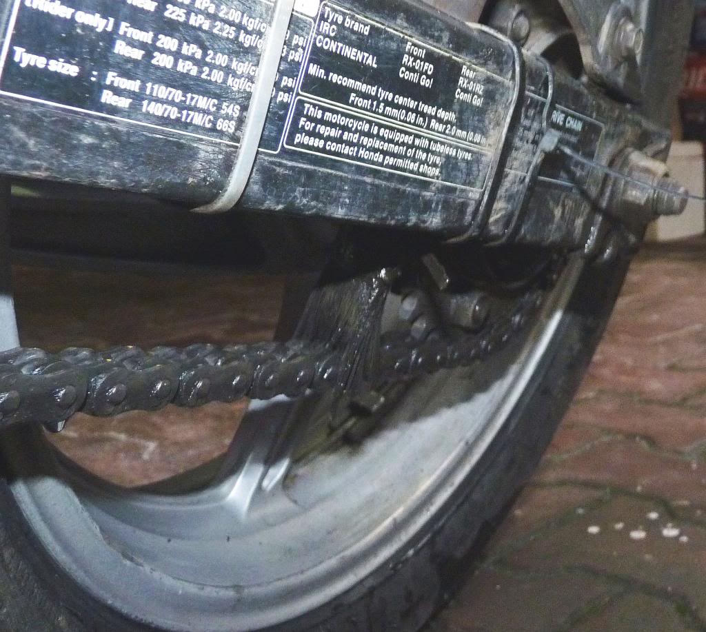 Brush type chain oiler Adventure Rider