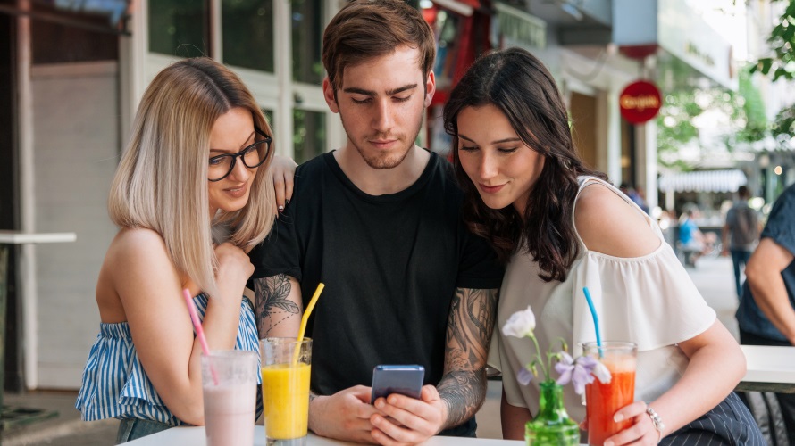 3PeopleDrinksWatchingSmartphone