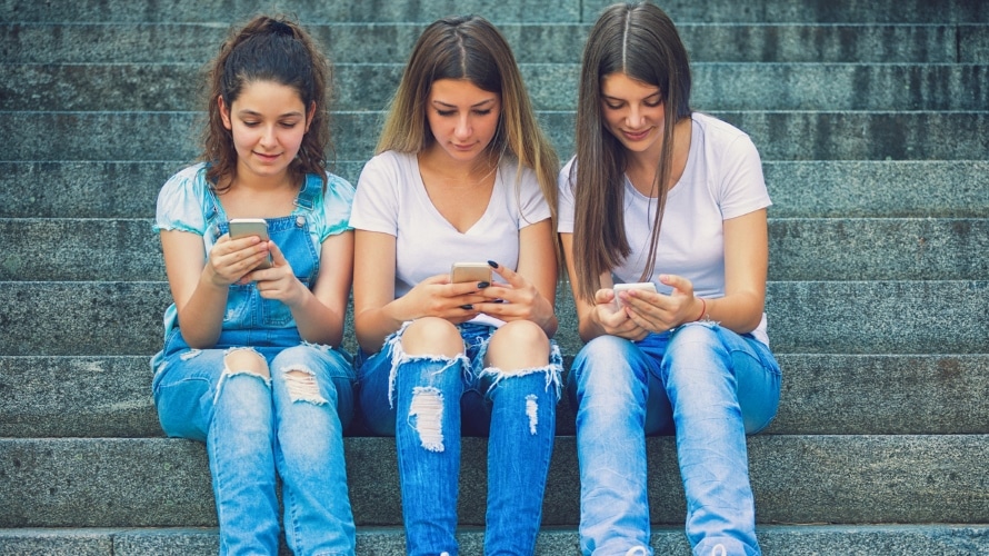 3TeenGirlsStepsSmartphones