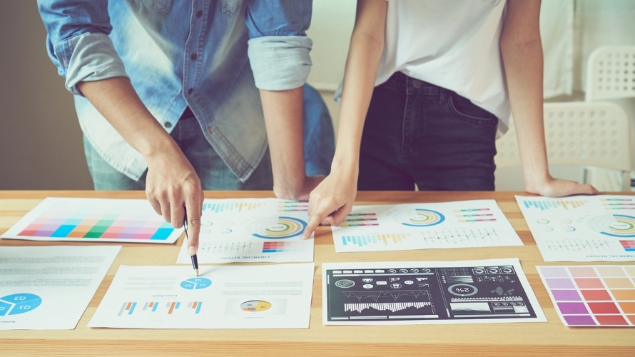 ManAndWomanAnalyzingMetrics