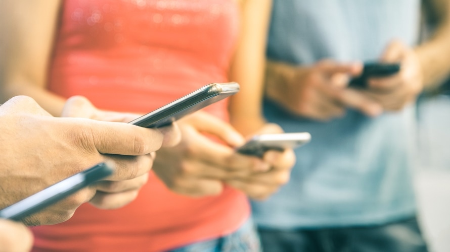 4PeopleUsingSmartphones