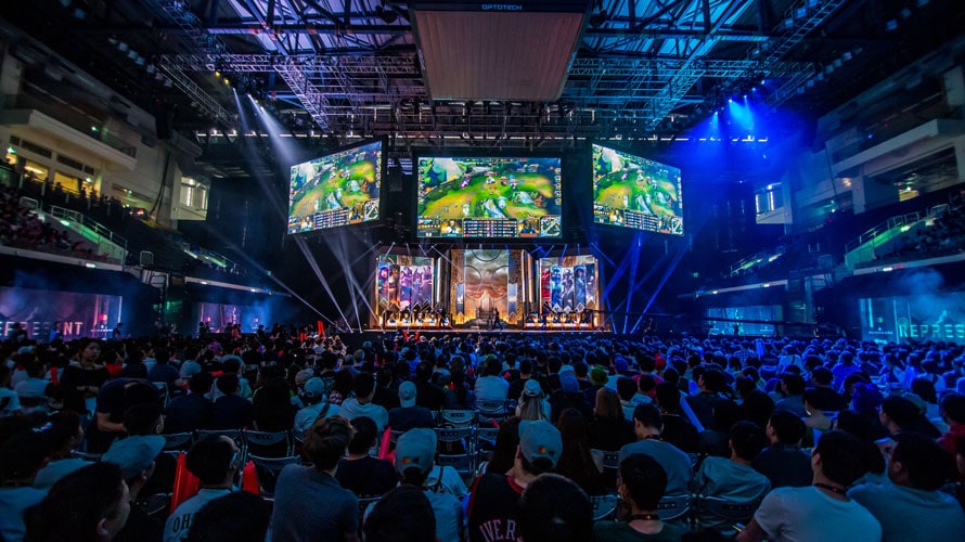 esports-stream-roi-CONTENT-2019 A large audience watching 4 screens on a large stage