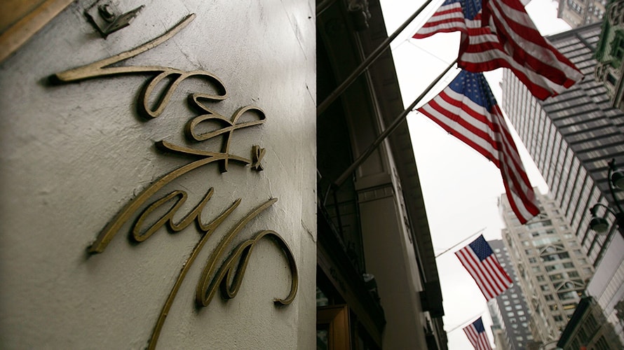 lord-and-taylor-nyc-content-2019 the lord & Taylor logo on its fifth avenue flagship