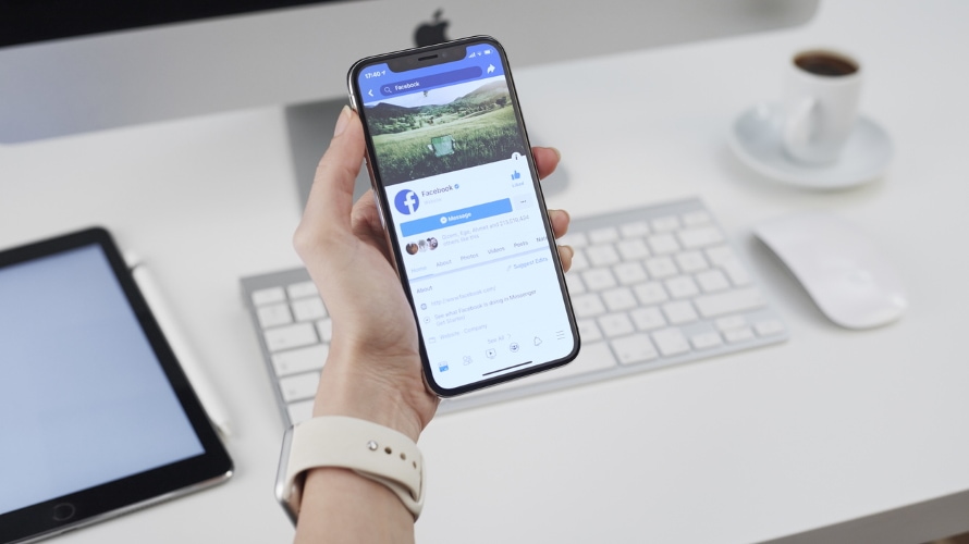 FacebookPageiPhoneXWhiteKeyboardCoffee2