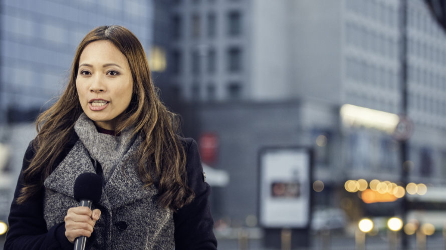 FemaleReporterShootCity