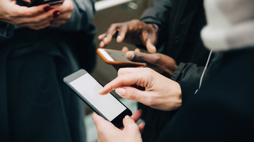 social-reaction-coronavirus-CONTENT-2020 people holding cellphones