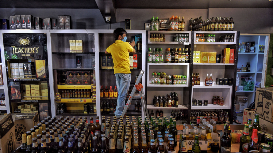 pandemic-affecting-alcohol-brands-CONTENT-2020 inside a liquor store