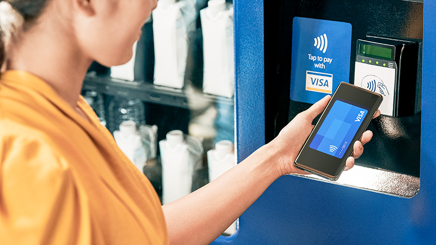 visa-contactless-content-2020 a woman on a phone