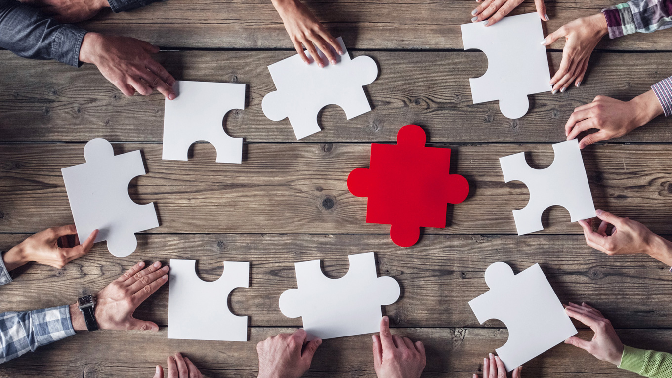 solutions-provider-vs-vendors-CONTENT-2020 People working with puzzle pieces