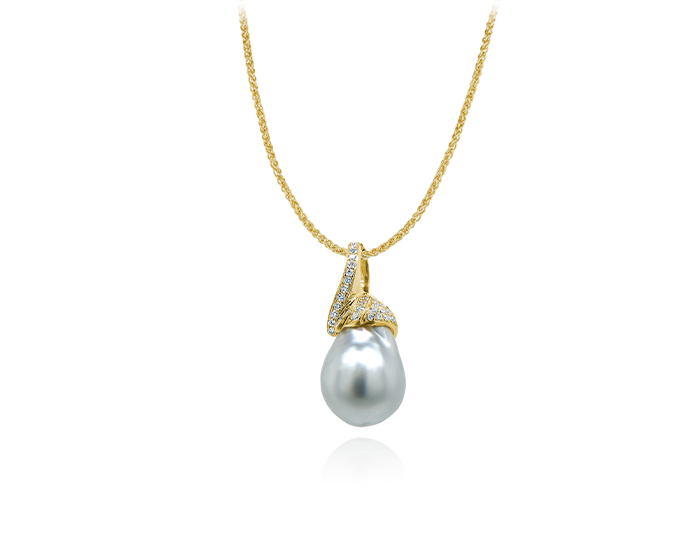 South Sea baroque pearl and round brilliant cut diamond pendant in 18k yellow gold.