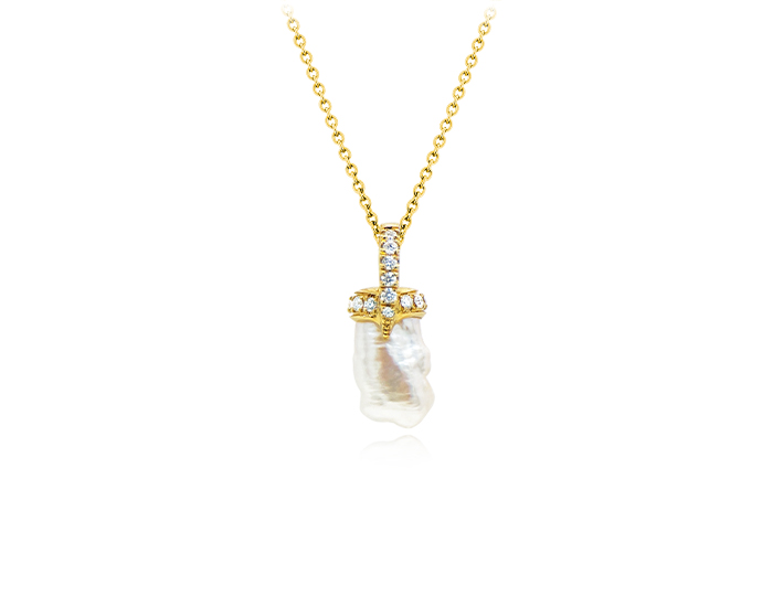 Freshwater pearl and round brilliant cut diamond pendant in 18k yellow gold.
