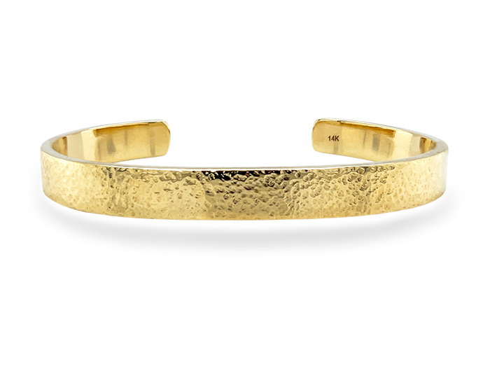 Bangle in 14k yellow gold.