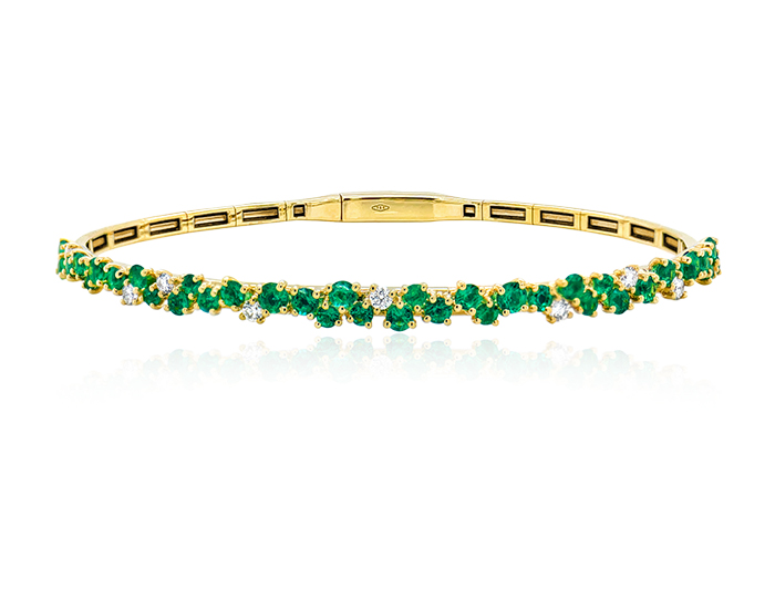 Emerald and round brilliant cut diamond bracelet in 18k yellow gold.