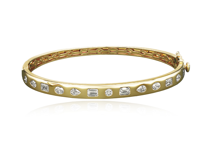 Emerald, pear, oval cut and round brilliant cut diamond bracelet in 18k yellow gold.