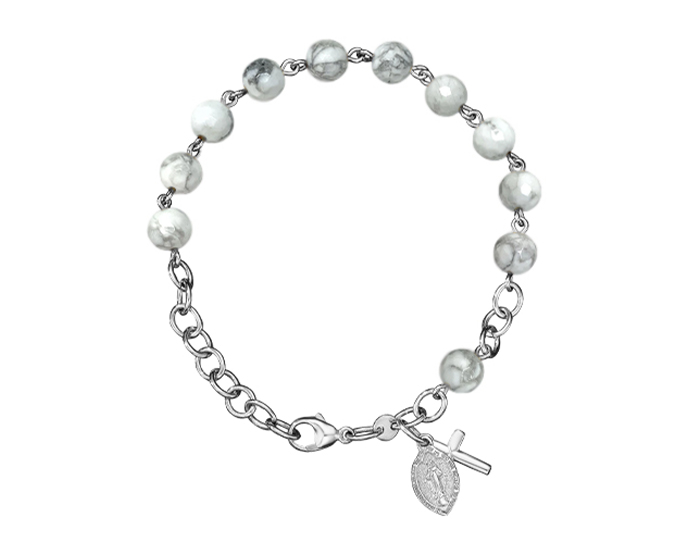Handmade white howlite rosary bracelet in 18k yellow gold.