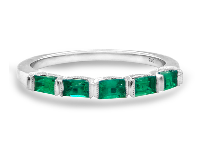 Emerald ring in 18k white gold.