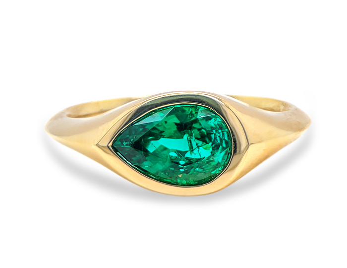Pear shaped emerald ring in 18k yellow gold.