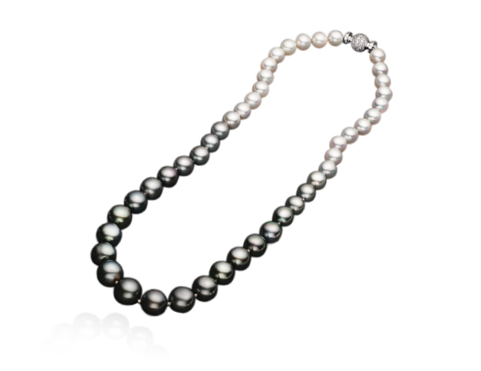 South sea pearl and round brilliant cut diamond necklace in 18k white gold.