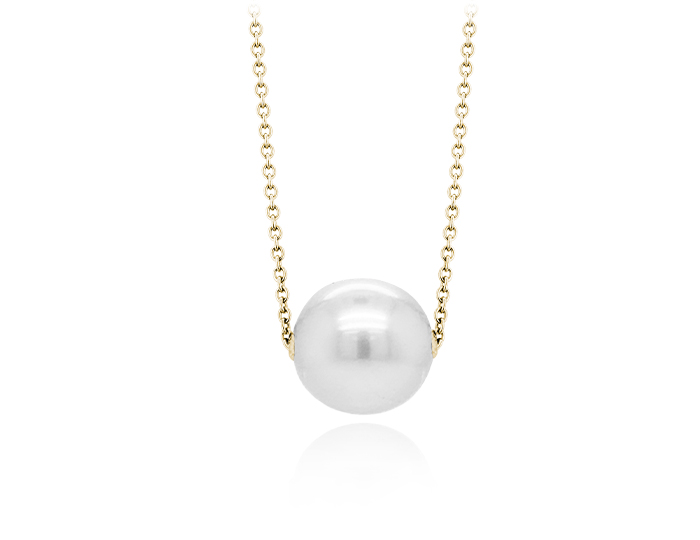 White south sea pearl pendant in 18k yellow gold.