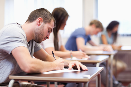 Cargos de Agente Administrativo, na PR e PRF, e de Escrevente, no TJ-SP, são alguns dos que só exigem formação no ensino médio Cargos de Agente Administrativo, na PR e PRF, e de Escrevente, no TJ-SP, são alguns dos que só exigem formação no ensino médio