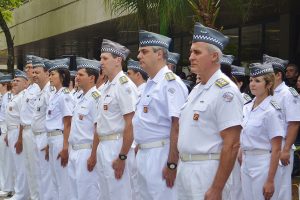 policiais militares de são paulo da área da saúde fardados