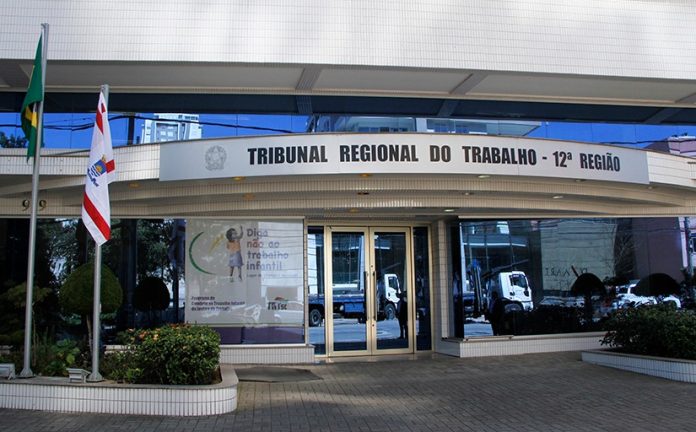 Concurso TRT 12 SC - Alfacon O último concurso TRT 12 SC ocorreu em 2017, com uma oferta de três vagas imediatas para os cargos de técnico e analista, além de formar cadastro reserva de pessoal.