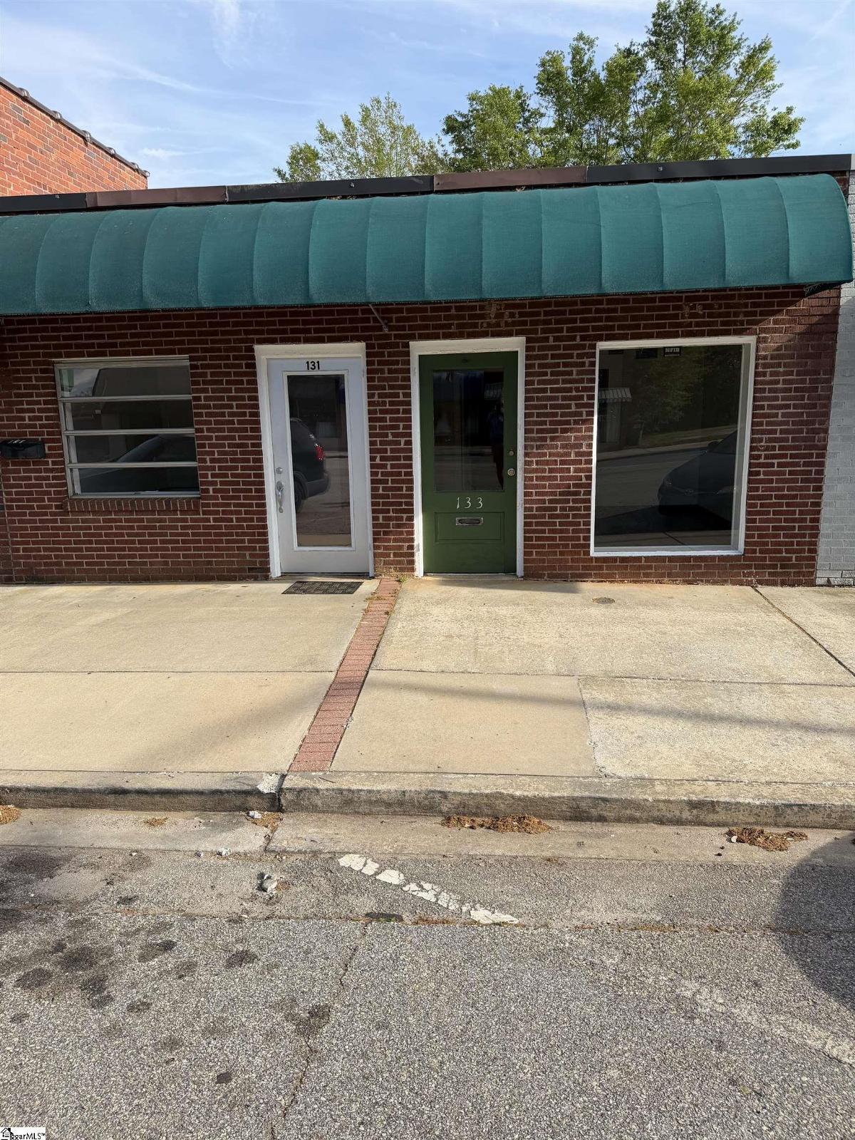 131/133 W Main Street