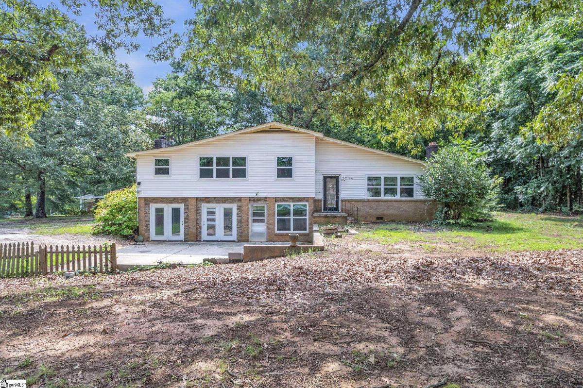 1201 Lakeview Circle