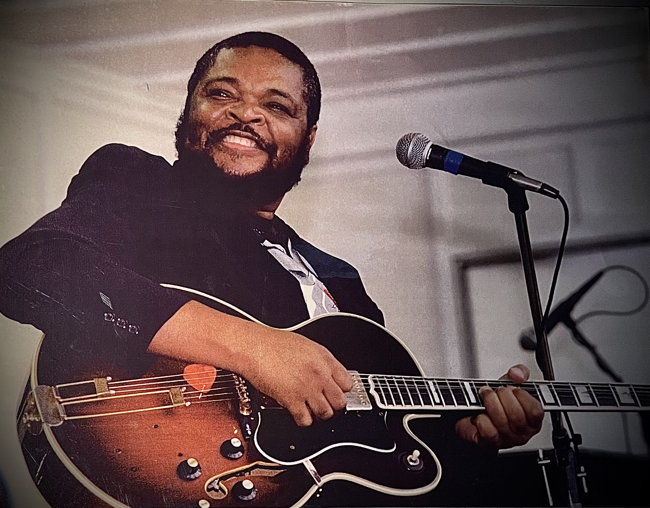Melvin playing at a dinner event