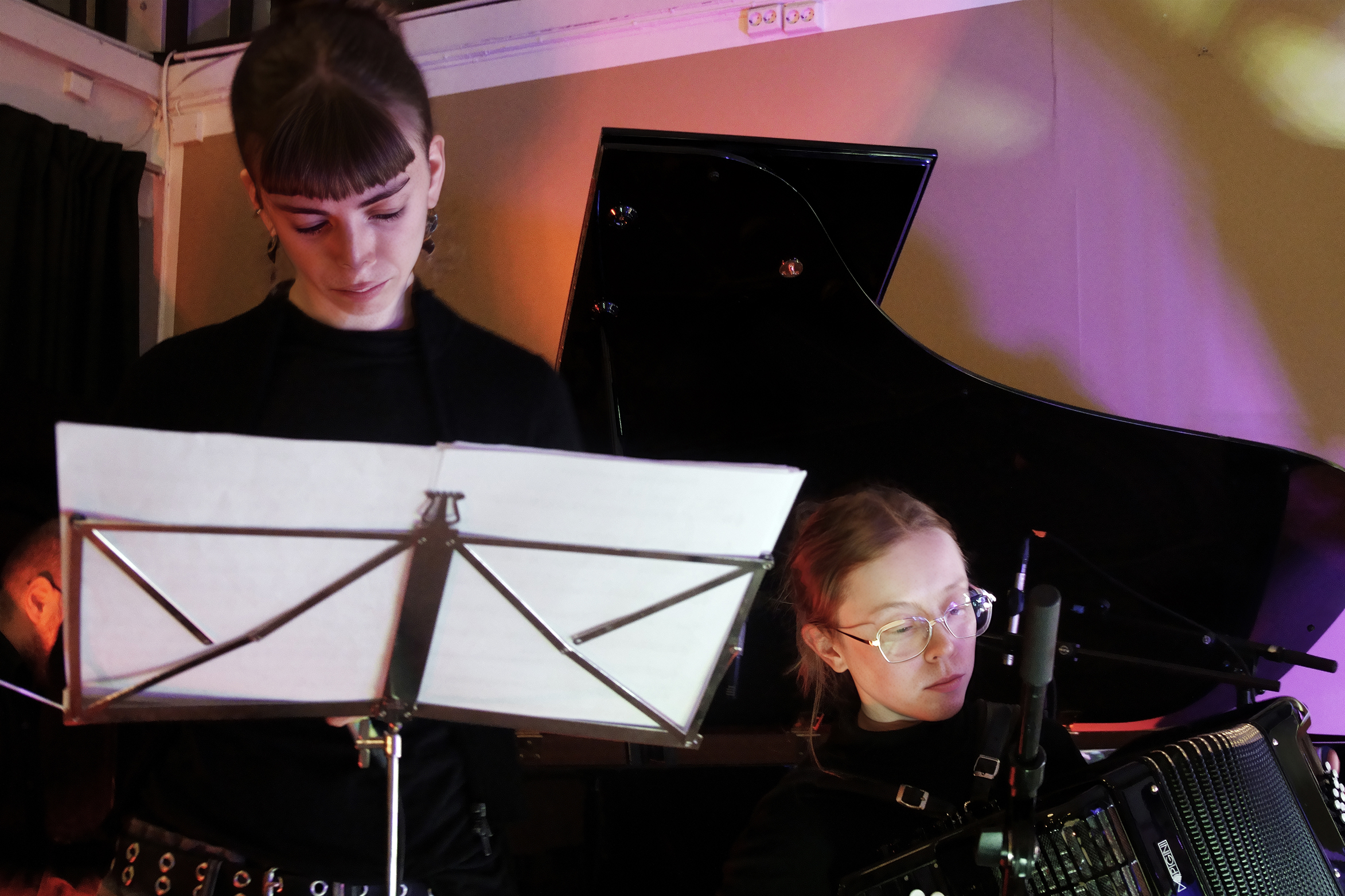 Lou Ferrand and Maren Sofie Nyland Johansen at Kunstnernes Hus, Oslo — jazz photo by Daniel Mège | All About Jazz