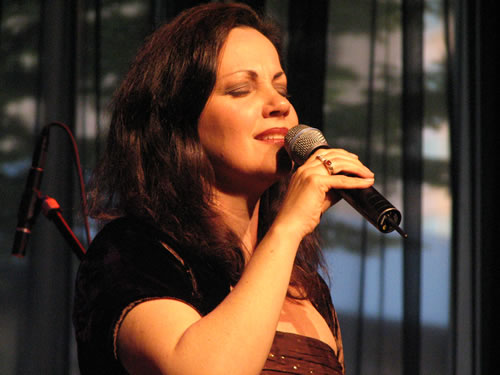 Lauren Kinhan (of New York Voices)