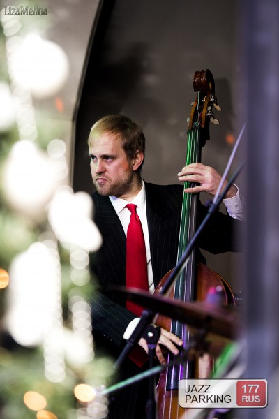 Michael o'brien performing with jazz vocalist michelle walker in concert at leps bar in moscow, russia