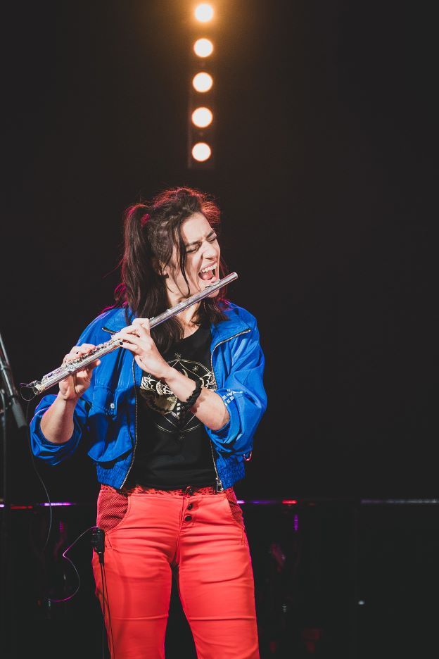 Delphine Joussein, Nout