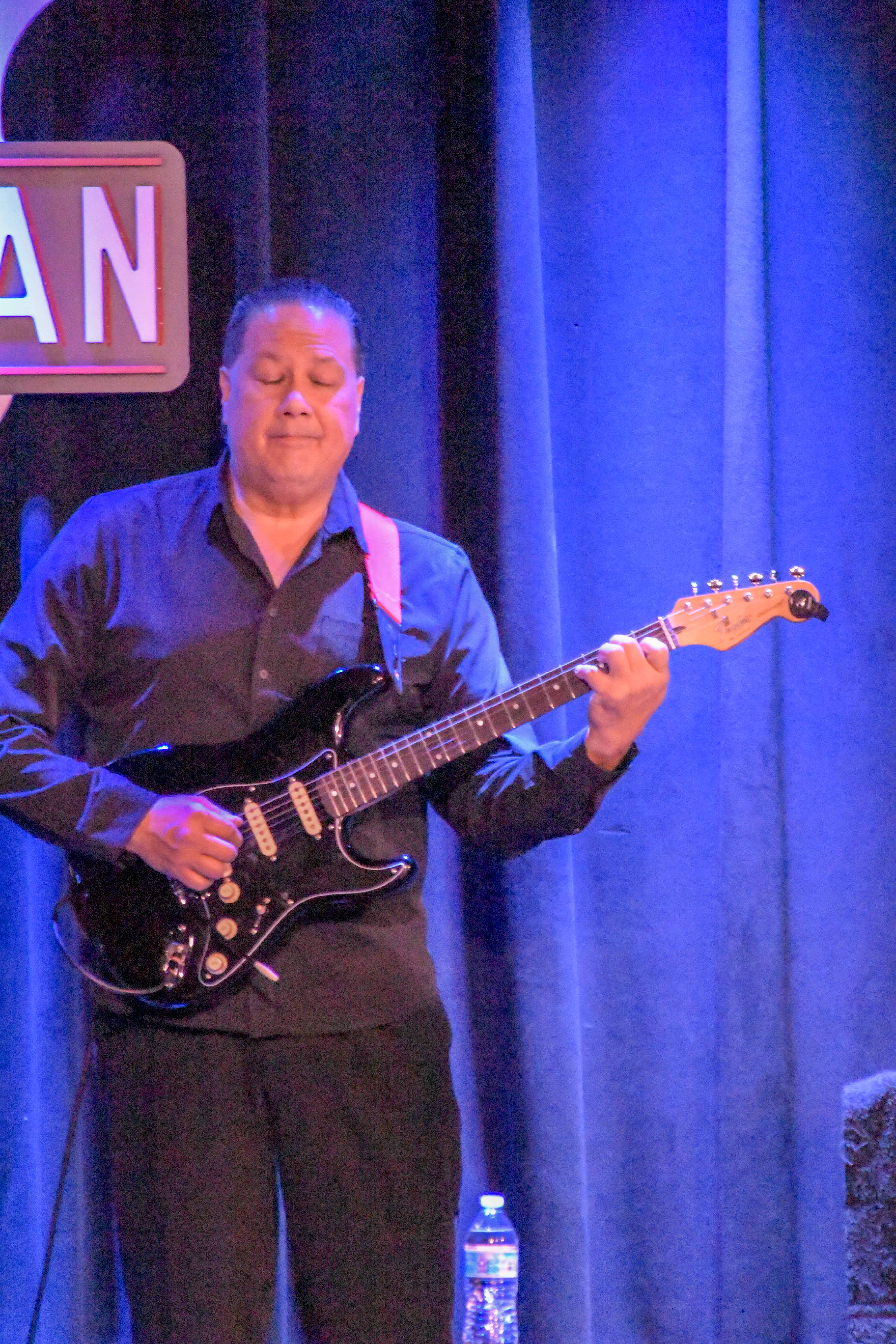 Jon Saure - guitar