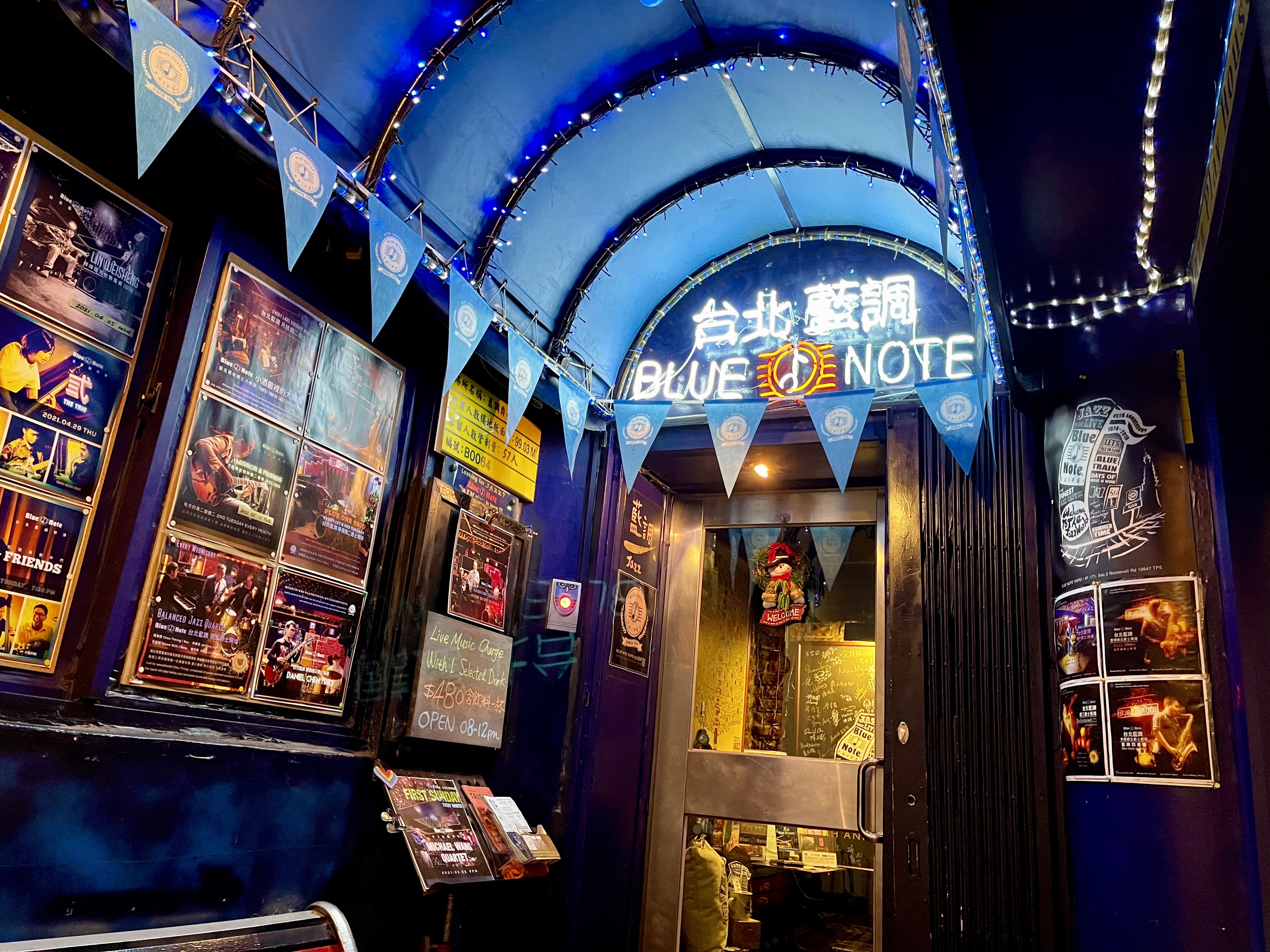 Blue Note Taipei Bar seating