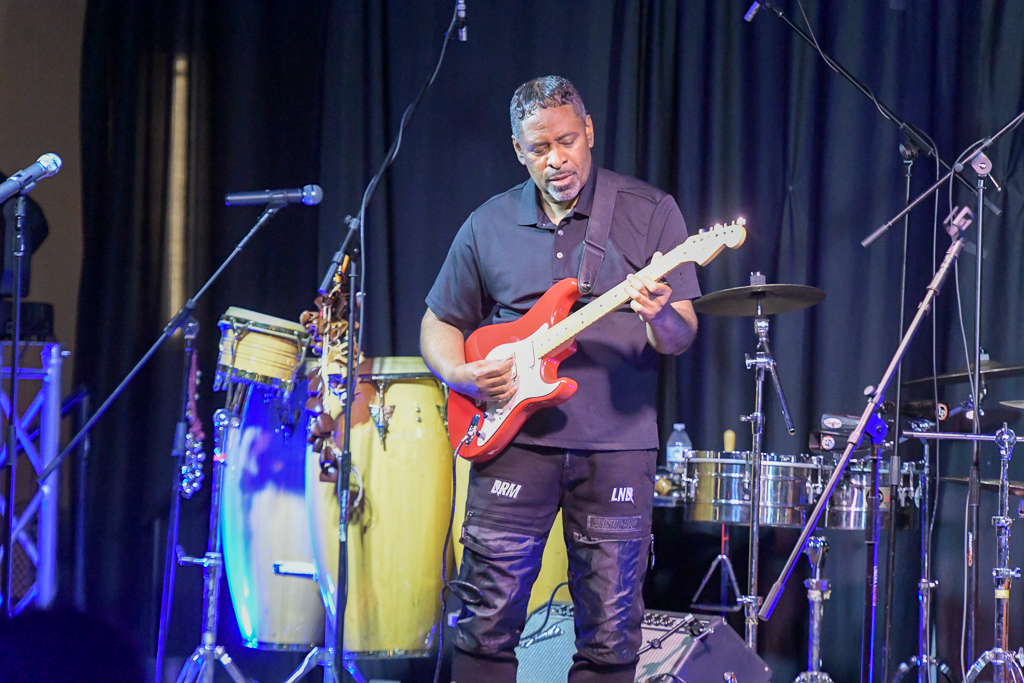 Carl Lester - guitar