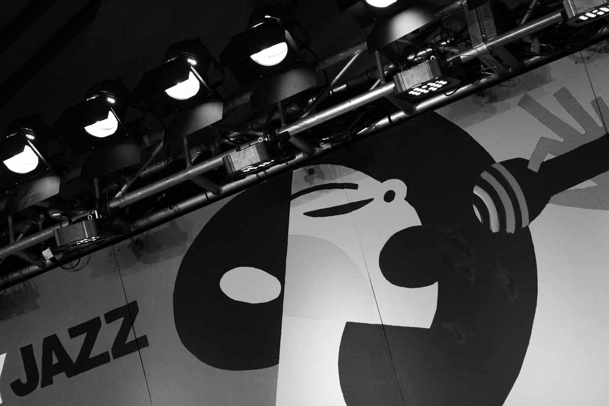 Dizzy's Den Stage