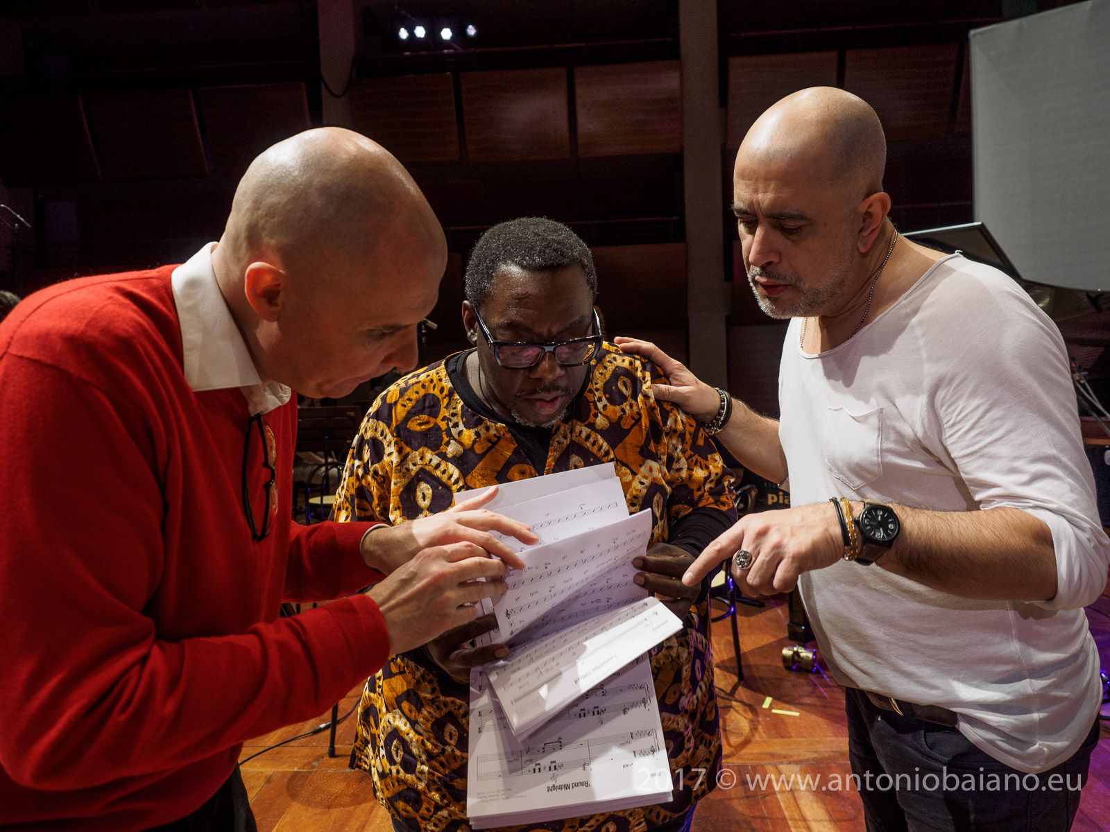 Andrea Ravizza with Cyrus Chestnut and Flavio Boltro during art auction - Dizzy Gillespie Centenary - Moncalieri Jazz Festival