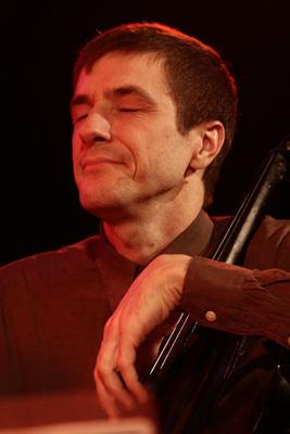 Fred Lonberg-Holm with "Vandermark 5" at the Sud Des Alpes, Amr, Geneva, Switzerland, 2005