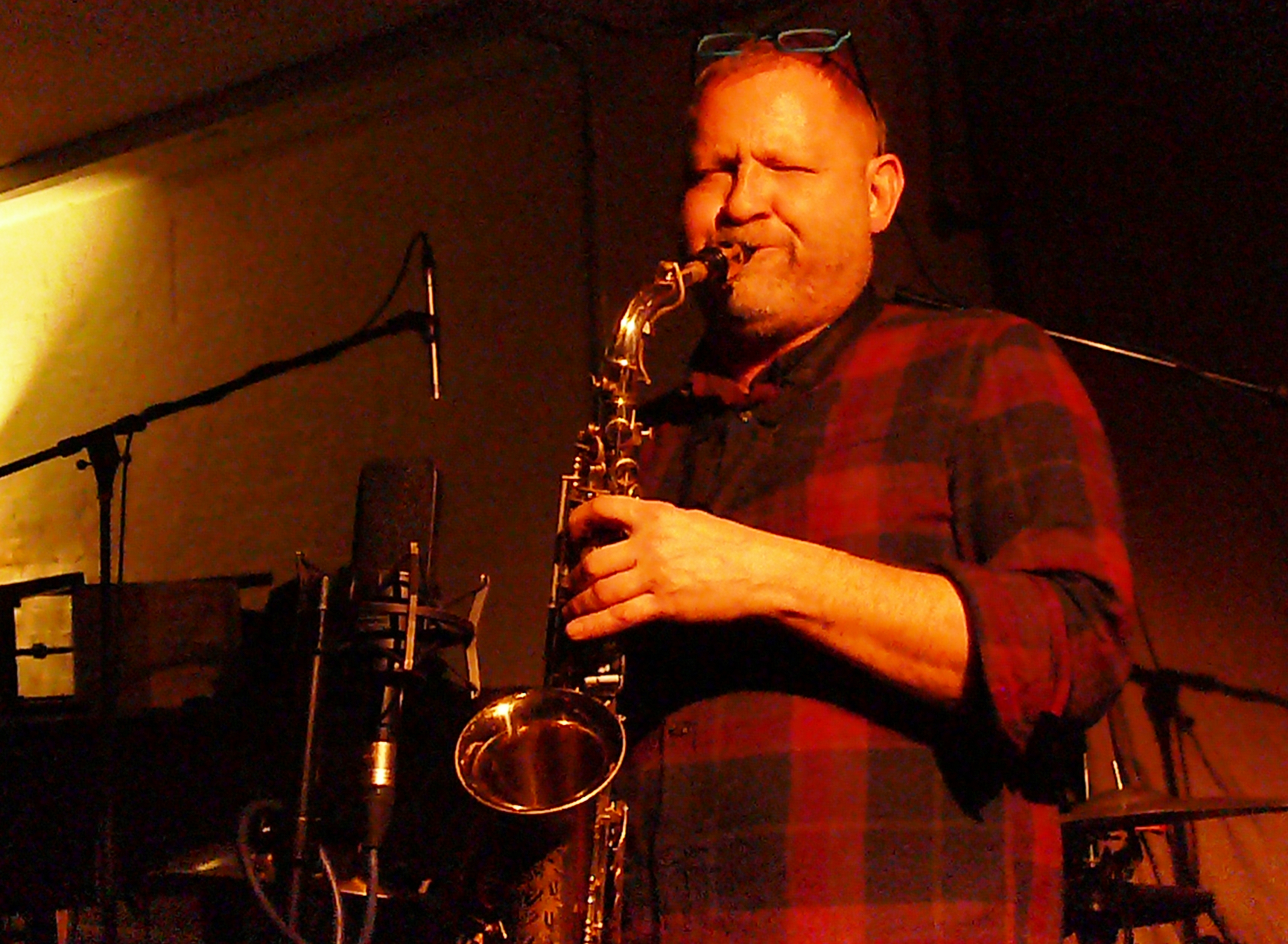 Mikolaj Trzaska at Cafe Oto, London in December 2016