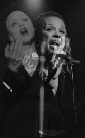 Joan in the shadow of Piaf in Menilmontant