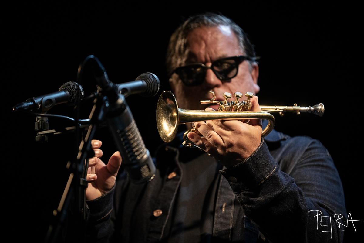 Chicago Underground Duo Hyperglyph, Rob Mazurek — jazz photo by Petra Cvelbar | All About Jazz