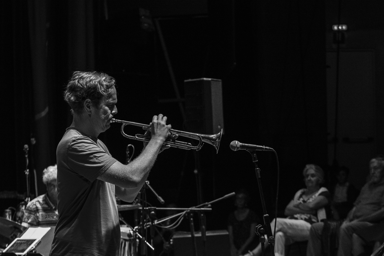 TRILOK GURTU BAND - Freferik Köster