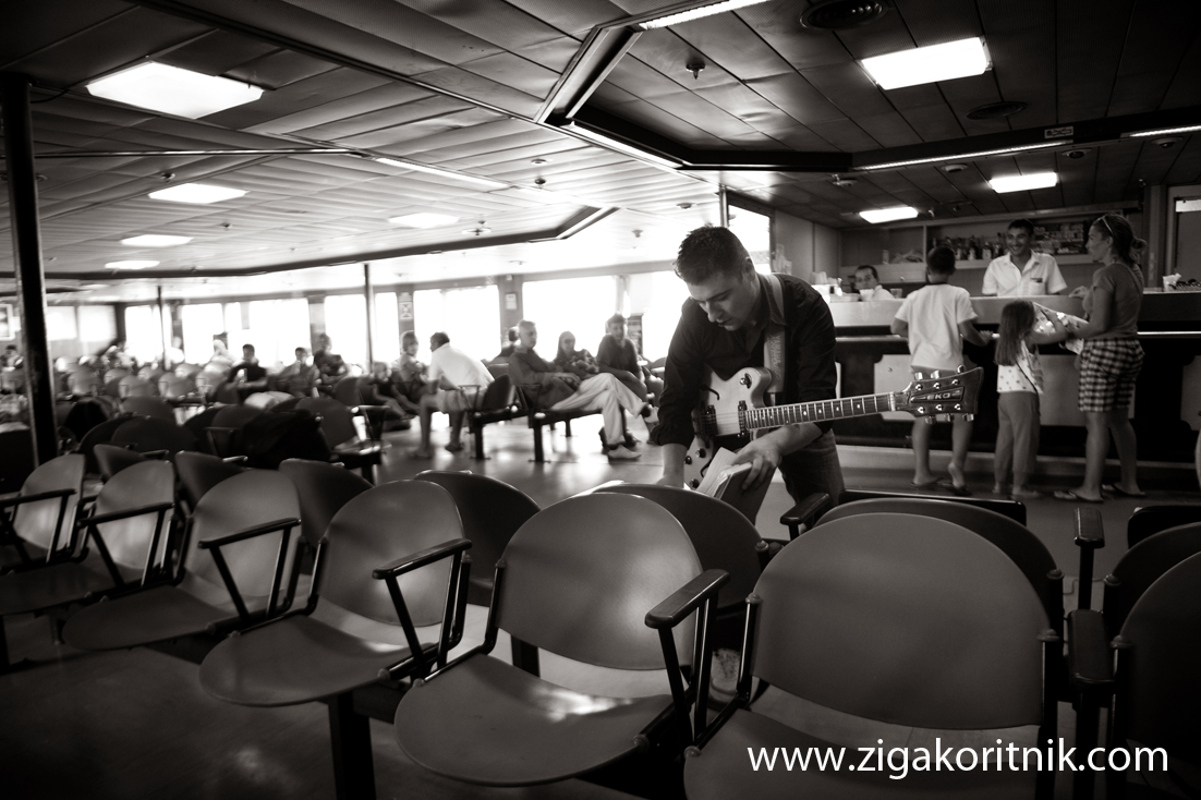 Acoustic Discipline at the Ferry Beetween Corsica and Sardinia-Marco Mazzella (Voce), Giuseppe Manca(Chitarra), Andrea Satta (Contrabbasso)