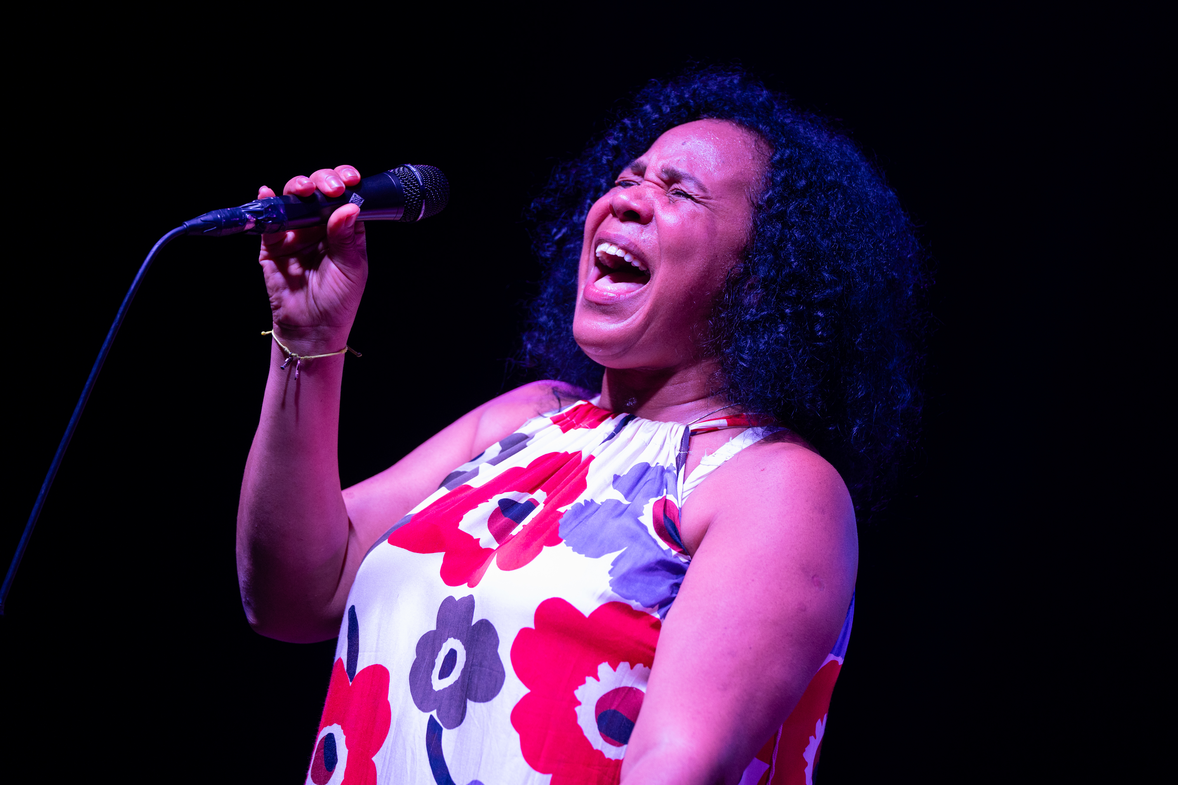 Zuco 103 vocalist Lilian Viera in full song