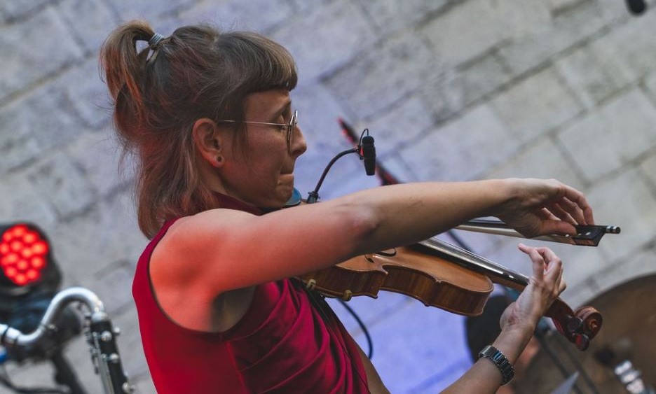 Anais Drago 'Relevé'